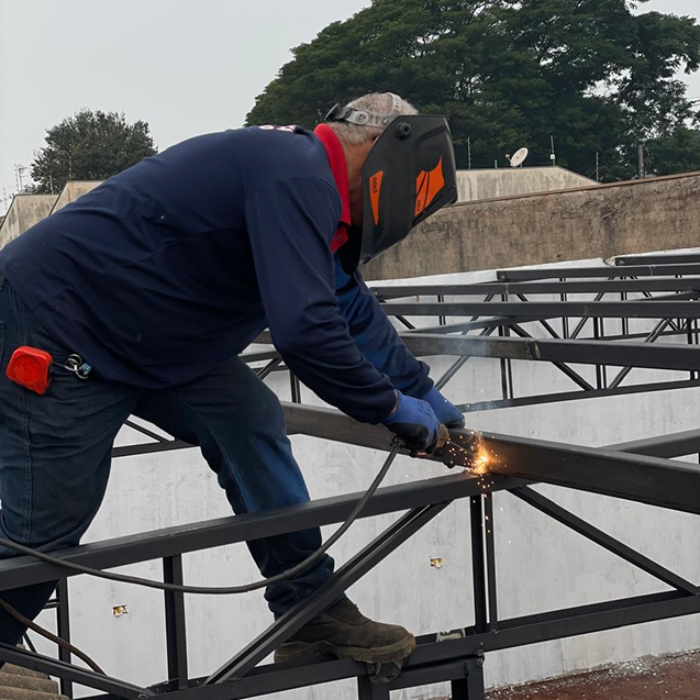 Soldador trabalhando