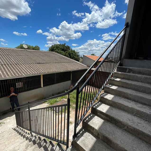 Escada com corrimão
